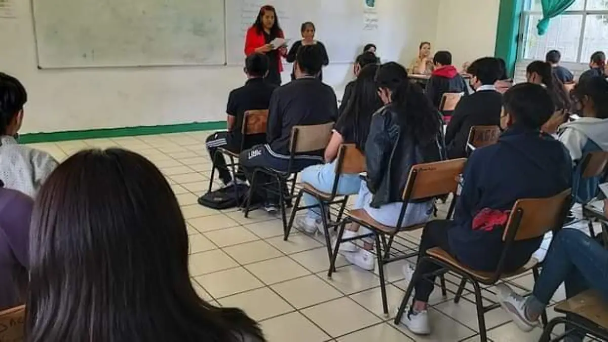 examen de admición nivel superior alumnos salón de clases (1)